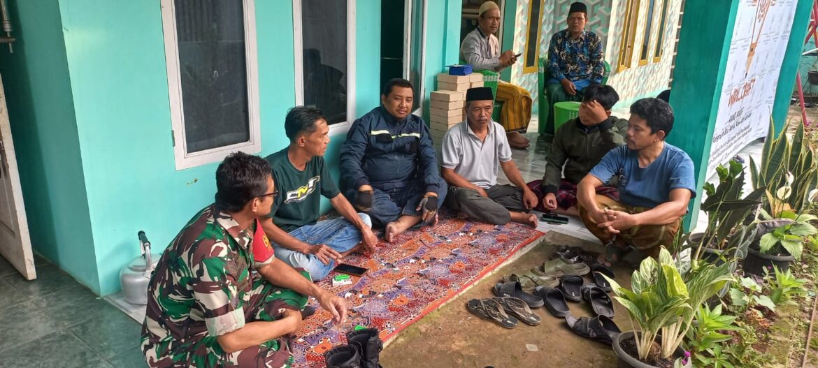 Bela Sungkawa, Babinsa Padaasih Koramil 09/Cisaat Takziah di Rumah warga Korban Longsor