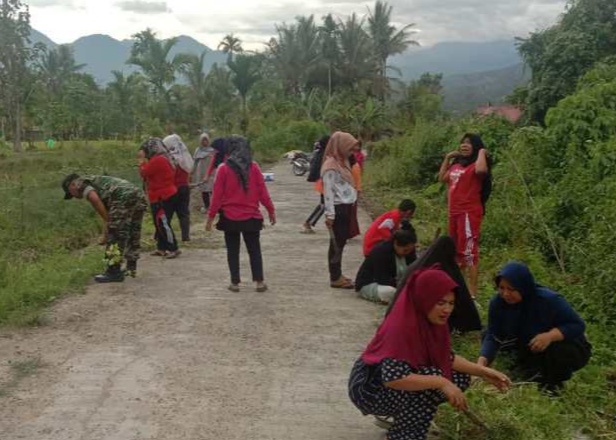 Ciptakan Lingkungan Bersih Babinsa Sukamaju Bersama Warga Melaksanakan Kerja Bakti Pembersihan Permukiman Warga