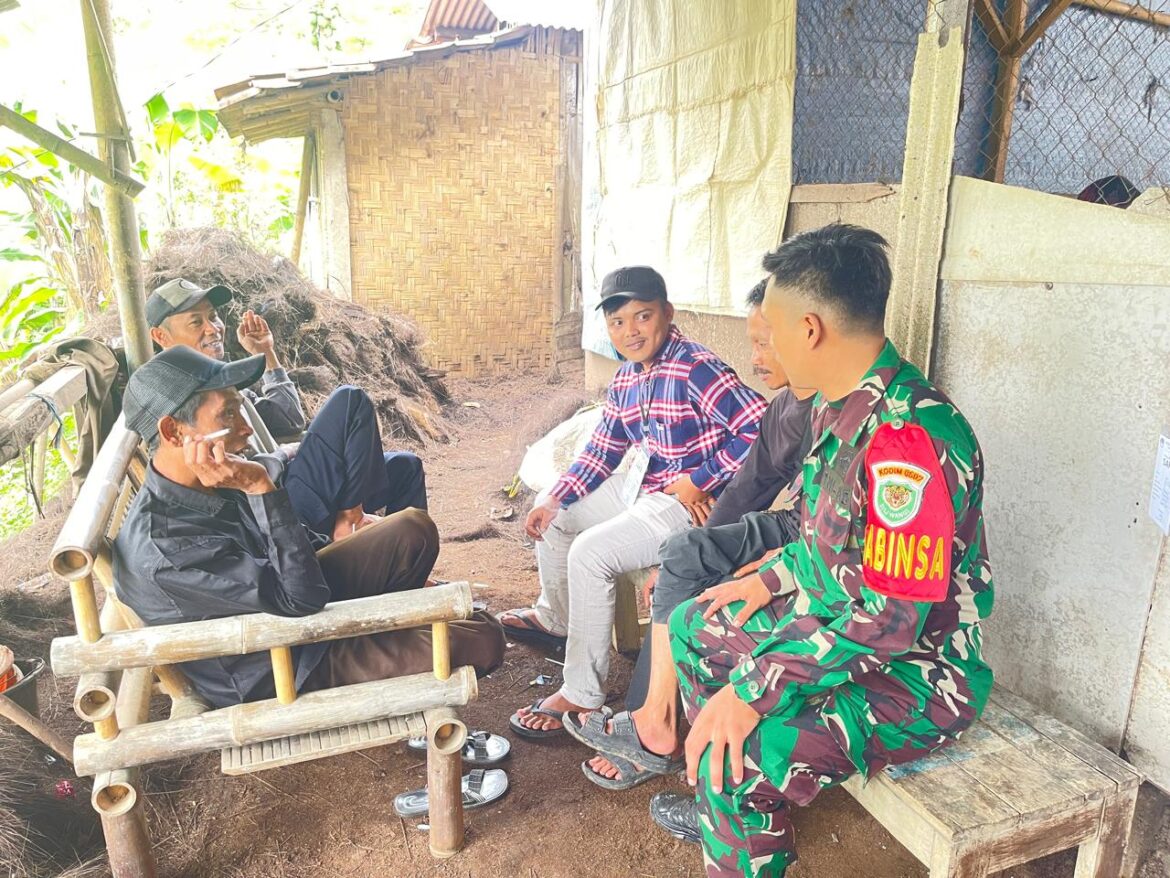 Pererat Hubungan TNI Dengan Masyarakat, Babinsa Muaradua Komsos Bersama Tomas