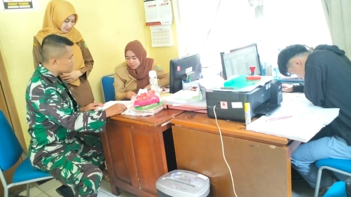 Babinsa Cikole Koramil 0607-04/Kota Sukabumi Utara Lakukan Puldata Ter Bersama Staf Kelurahan Cikole