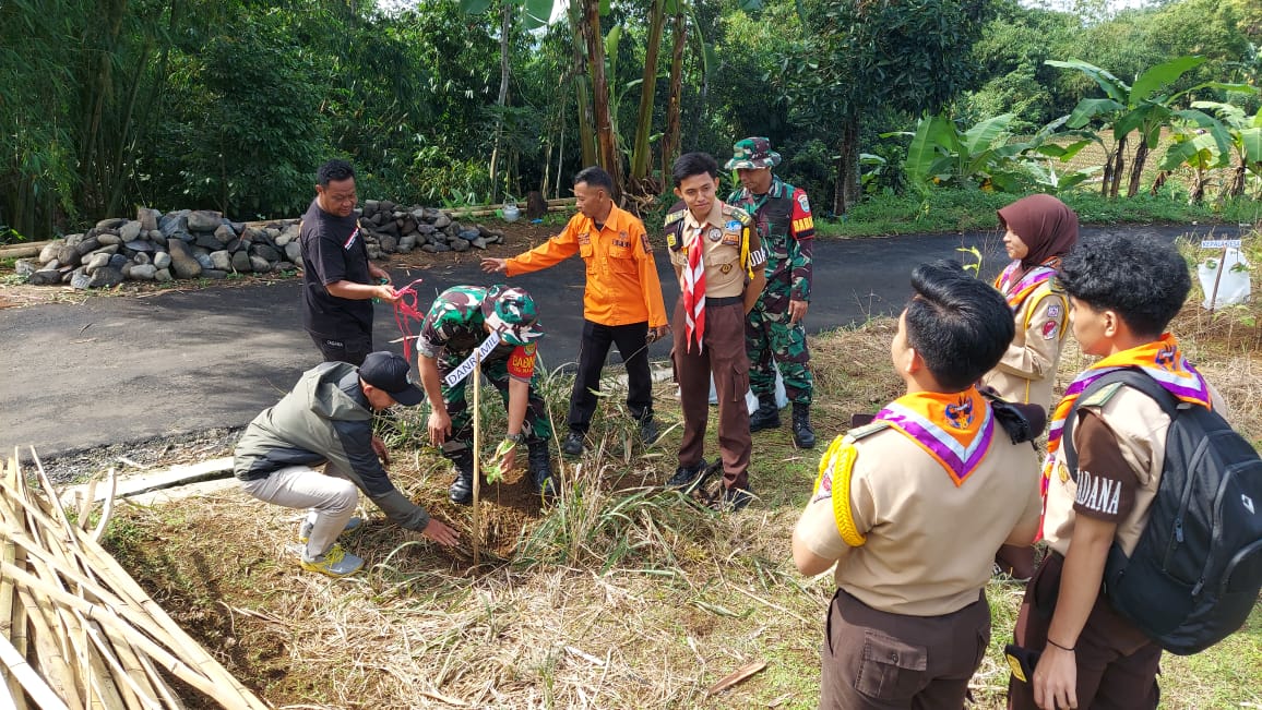 Laksanakan Program Pembinaan Lingkungan Hidup, Koramil 0607-09/Cisaat Tanam Pohon Keras