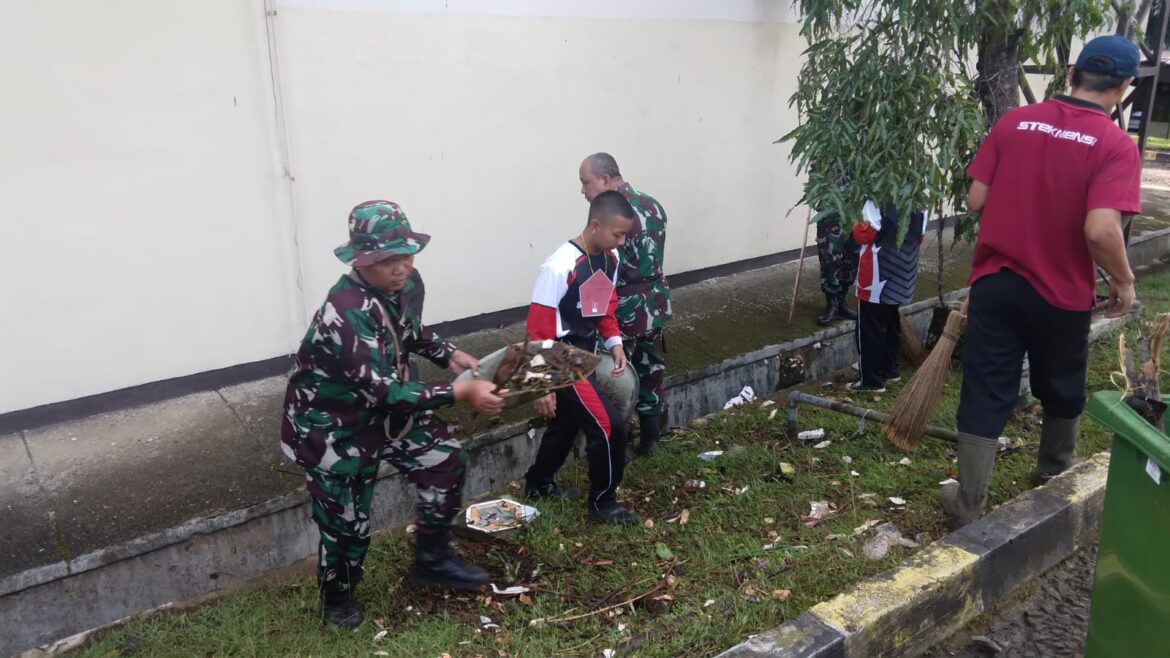 Pasca Banjir, Danramil 0607-04/Kota Sukabumi Utara Bersama Babinsa Bantu Warga Membersihkan Fasilitas Umum Diareal Sekolah