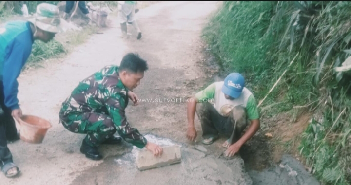 Cegah Kecelakaan, Babinsa Muaradua dan Warga Tambal Jalan Berlubang