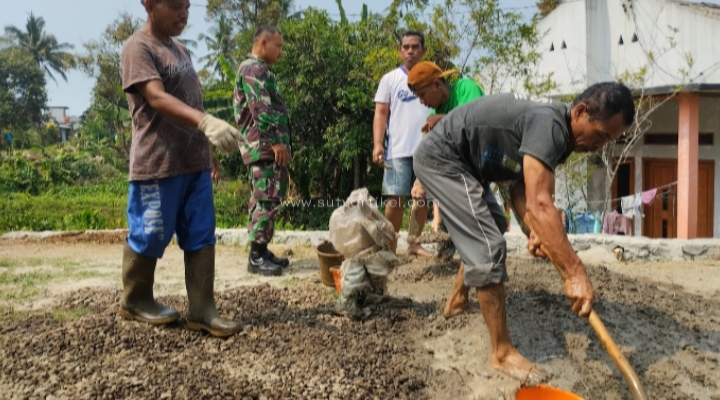 Babinsa Nagrak Koramil 09/Cisaat dan Warga Gotong-royong Perbaiki Jalan Setapak