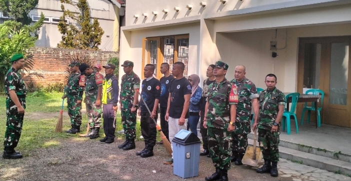 Karya Bakti Koramil 0607-04/Kota Sukabumi Utara Bersihkan Area Gereja Oikoumene