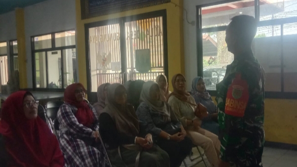 Jalin Interaksi Positif Babinsa Gunungjaya Komsos Dengan Ibu-Ibu PKK Di Desa Binaan