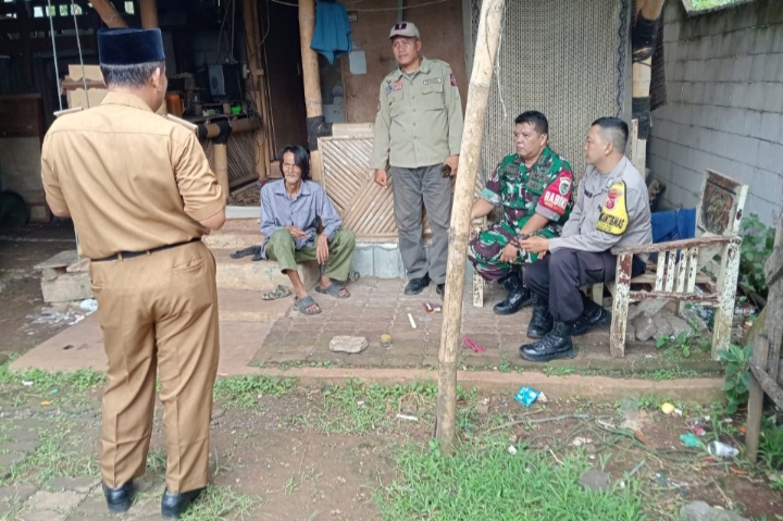 Bersama Kepala Desa, Babinsa dan Bhabinkamtibmas Cibentang Gelar Sambang Warga