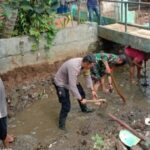 Pasca Banjir Anggota Koramil 0607-09/Cisaat dan Warga Karbak Pengerukan Saluran Air