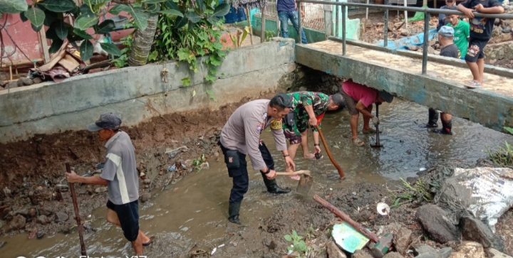 Pasca Banjir Anggota Koramil 0607-09/Cisaat dan Warga Karbak Pengerukan Saluran Air