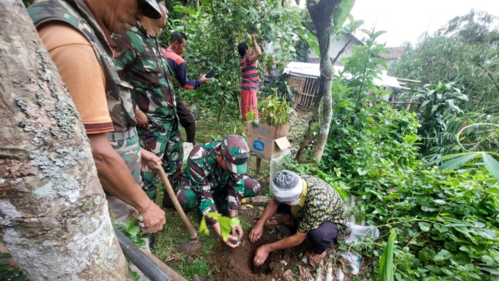 Pembinaan Lingkungan Hidup Danramil 0607-04/Kota Sukabumi Utara Tanam Keras