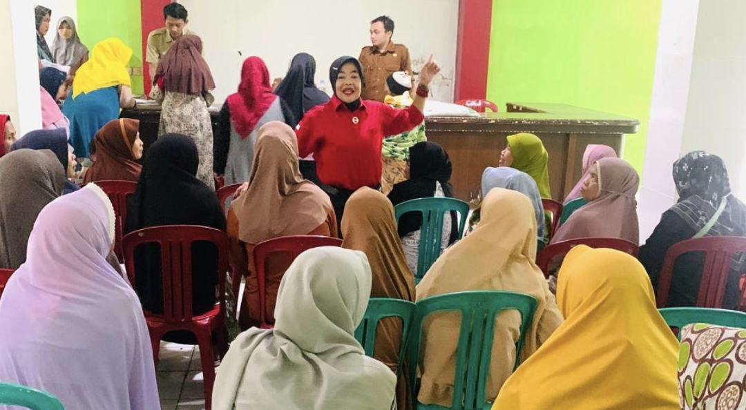 PEMDES CIKUJANG SALURKAN BANTUAN BERAS BULOG KEPADA 504 KPM