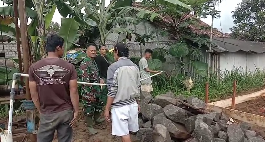 Bantu Masyarakat di Wilayah Binaan, Babinsa Gunungjaya Koramil 09/Cisaat Laksanakan Program TNI Manunggal Air Bersih