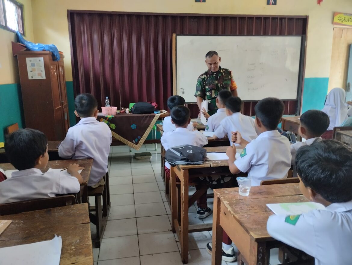 Babinsa Nagrak Koramil 09/Cisaat Bintahwil Bersama Anak Sekolah Dasar