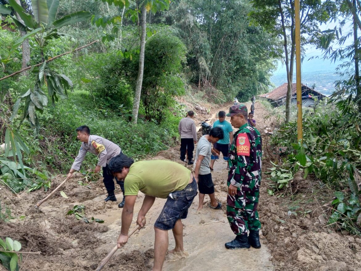 Babinsa Kebonmanggu Koramil 09/Cisaat Bantu Evakuasi Tanah Longsor di Wilayah Binaan