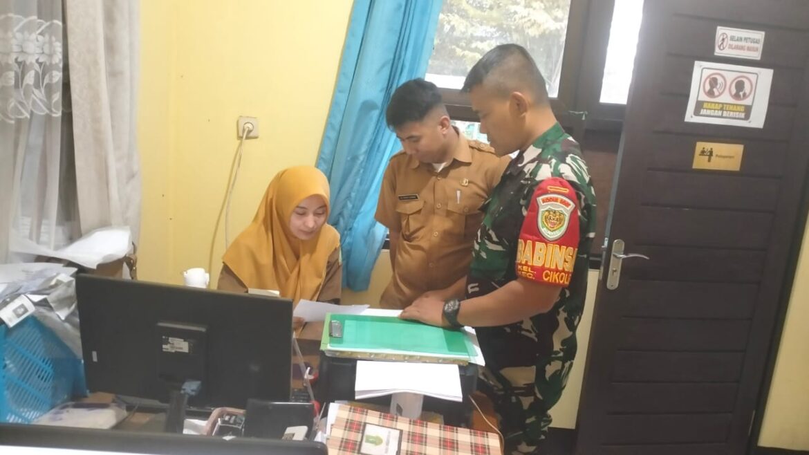 Peran Babinsa Cikole Koramil 04/Kota Sukabumi Utara Lakukan Puldata di Kantor Kelurahan