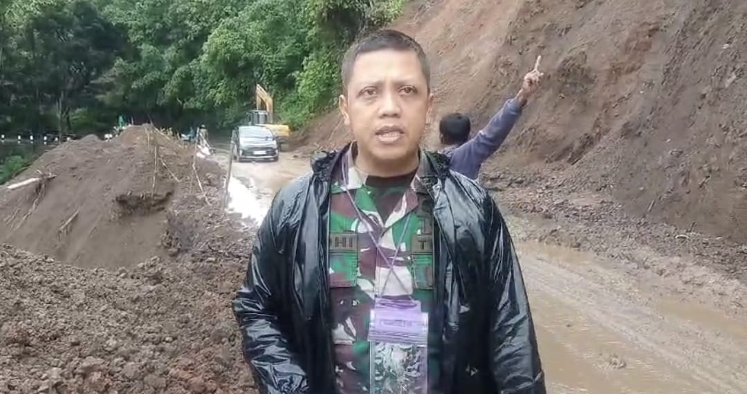 Dandim 0622/Kab.Sukabumi Pimpin Kegiatan Pembersihan Matrial Longsor di Jalan Nasional Pelabuhanratu Kiaradua