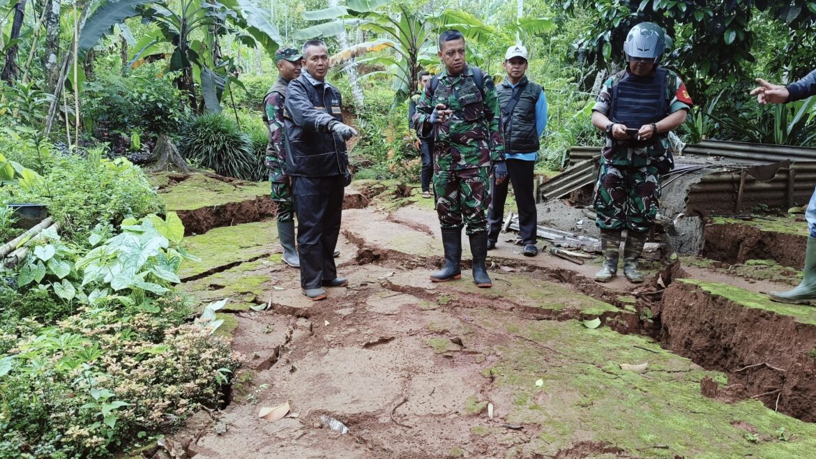 Dandim 0622/Kab SMI Tinjau Lokasi Bencana Tanah Bergerak di Desa Gunung Karamat