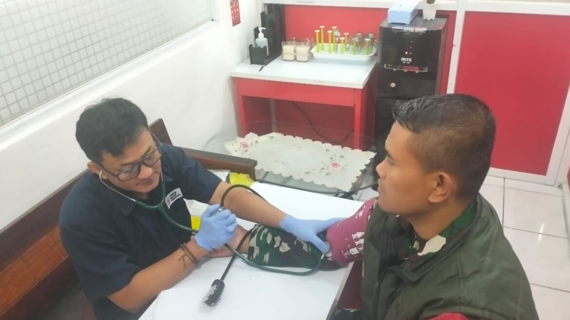 Peringati Hari Juang TNI AD Ke 79, Anggota Koramil 0607-04/Kota Sukabumi Utara, Laksanakan BakSos Donor Darah Di Kantor PMI