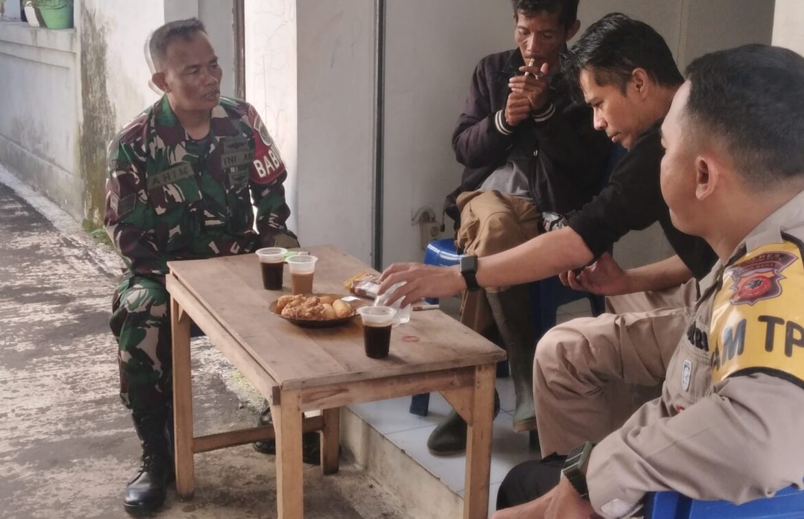 Jelang Nataru, Komsos Dengan Warga Binaan, Babinsa Kel.Cisarua Ajak Jaga Kamtibmas