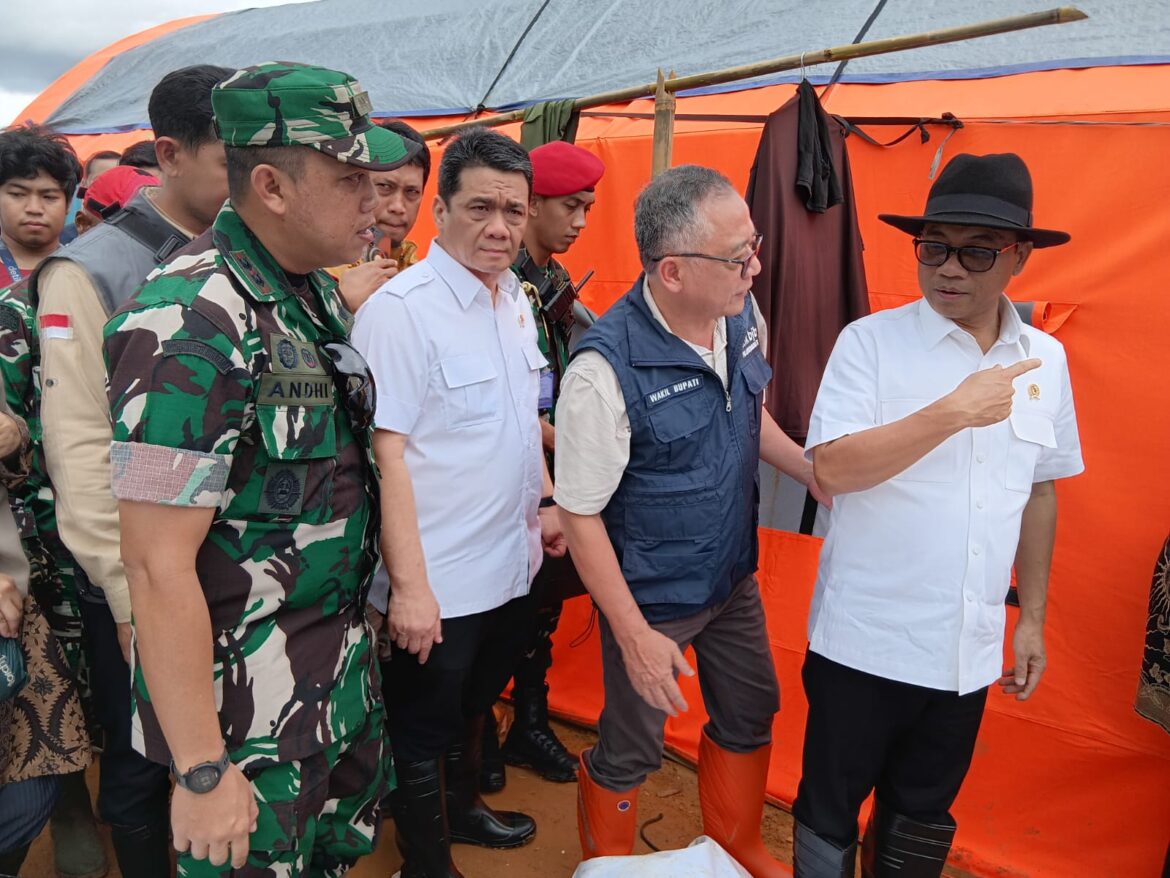 Dandim 0622/Kab. Sukabumi Dampingi Menteri Desa dan PDT ke lokasi Bencana Pergerakan Tanah di Desa Lembursawah Pabuaran