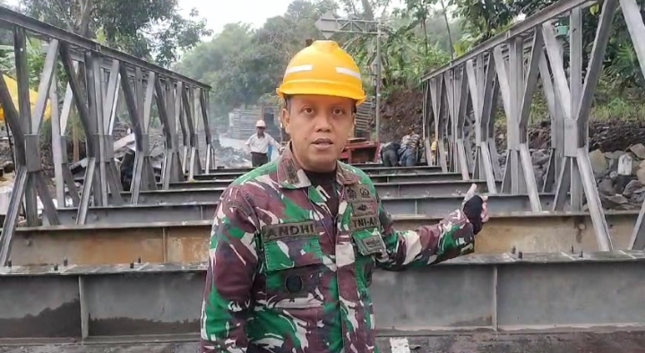 Targetkan Dua Minggu selesai Dandim 0622/Kab. Sukabumi Pimpin langsung Pembuatan Jembatan Bailey di Cihaur Desa Sangrawayang Kecamatan Simpenan Kab. Sukabumi yang sempat terputus akibat diterjang banjir